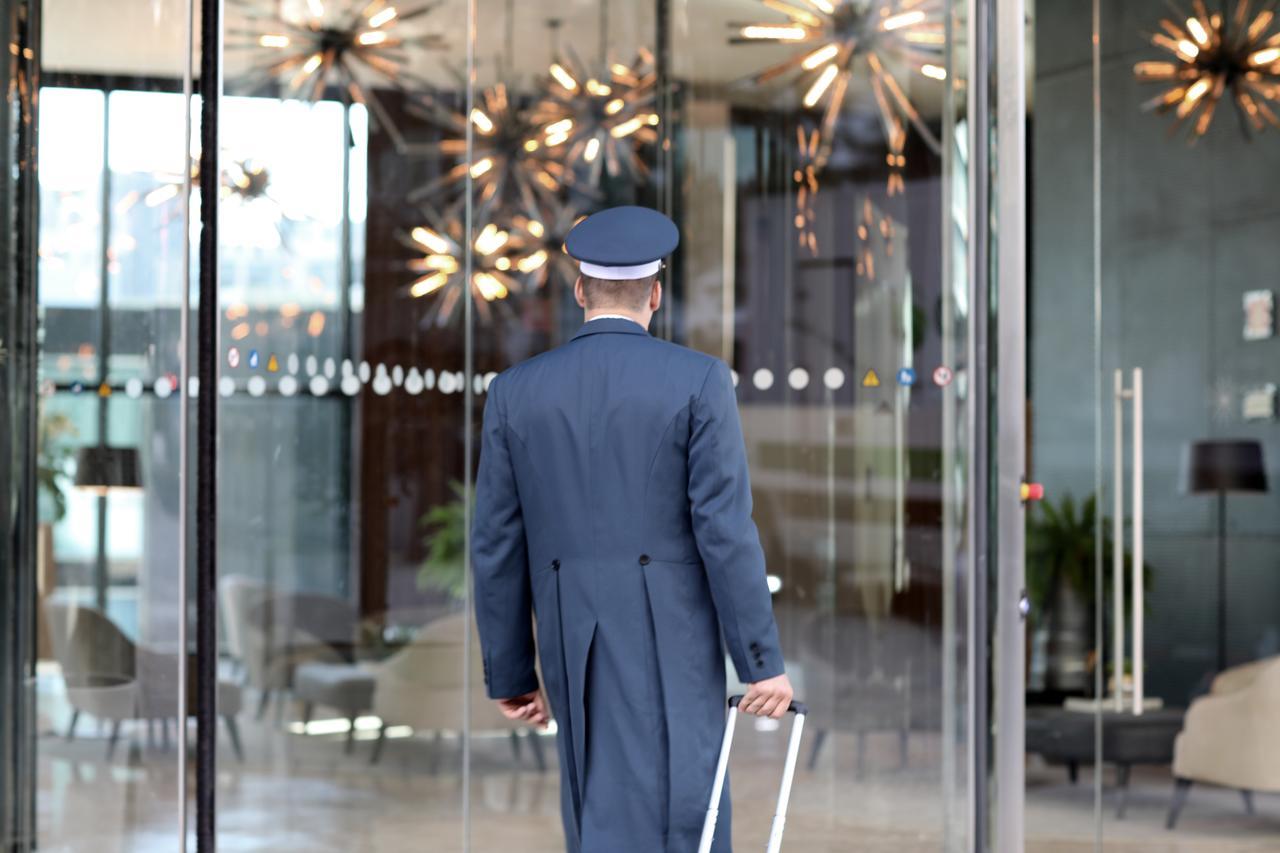 Hotel Iberostar Selection Lisboa Exteriér fotografie A doorman at work