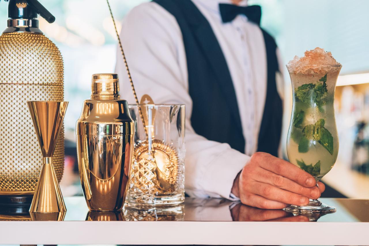 Hotel Iberostar Selection Lisboa Exteriér fotografie A bartender at work