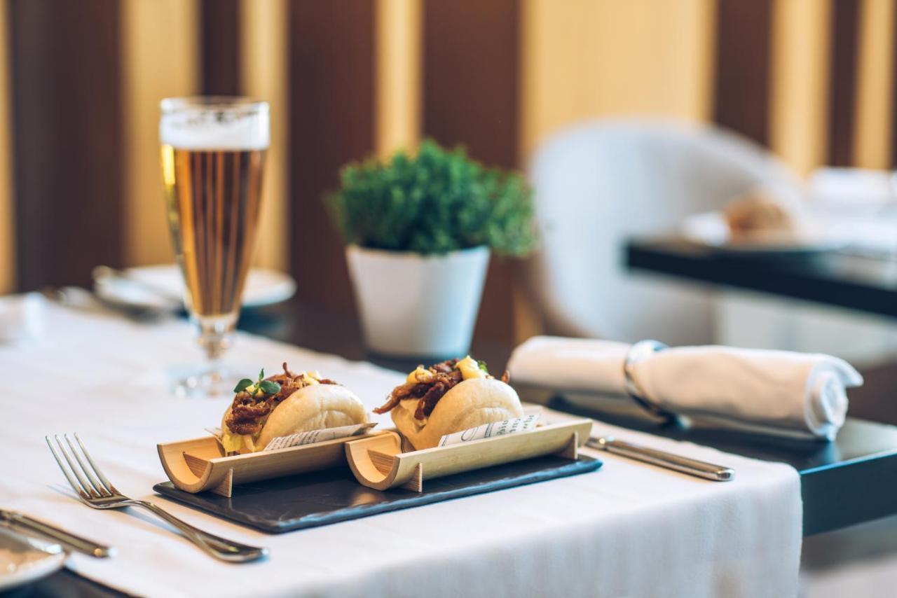 Hotel Iberostar Selection Lisboa Exteriér fotografie A glass of champagne and two canapés