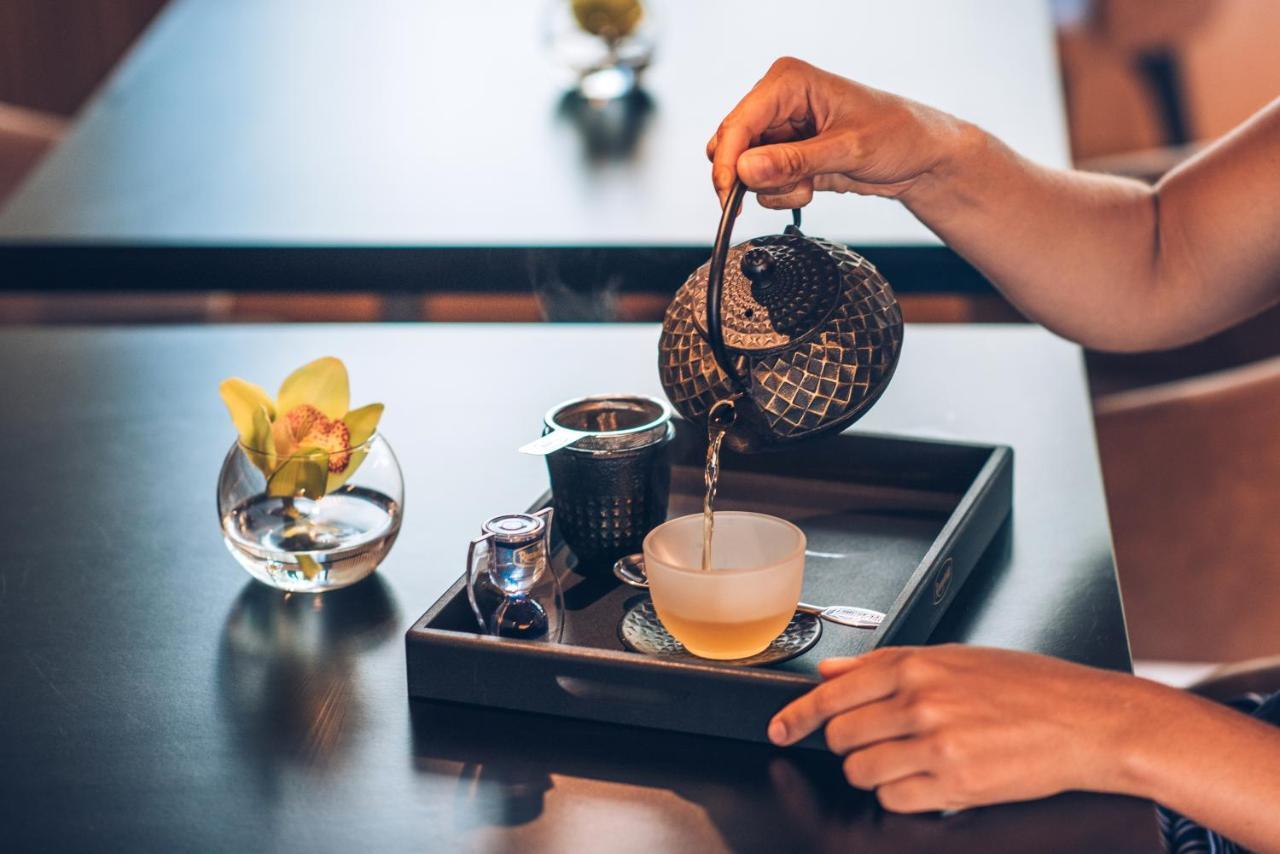 Hotel Iberostar Selection Lisboa Exteriér fotografie Tea being poured into a teacup