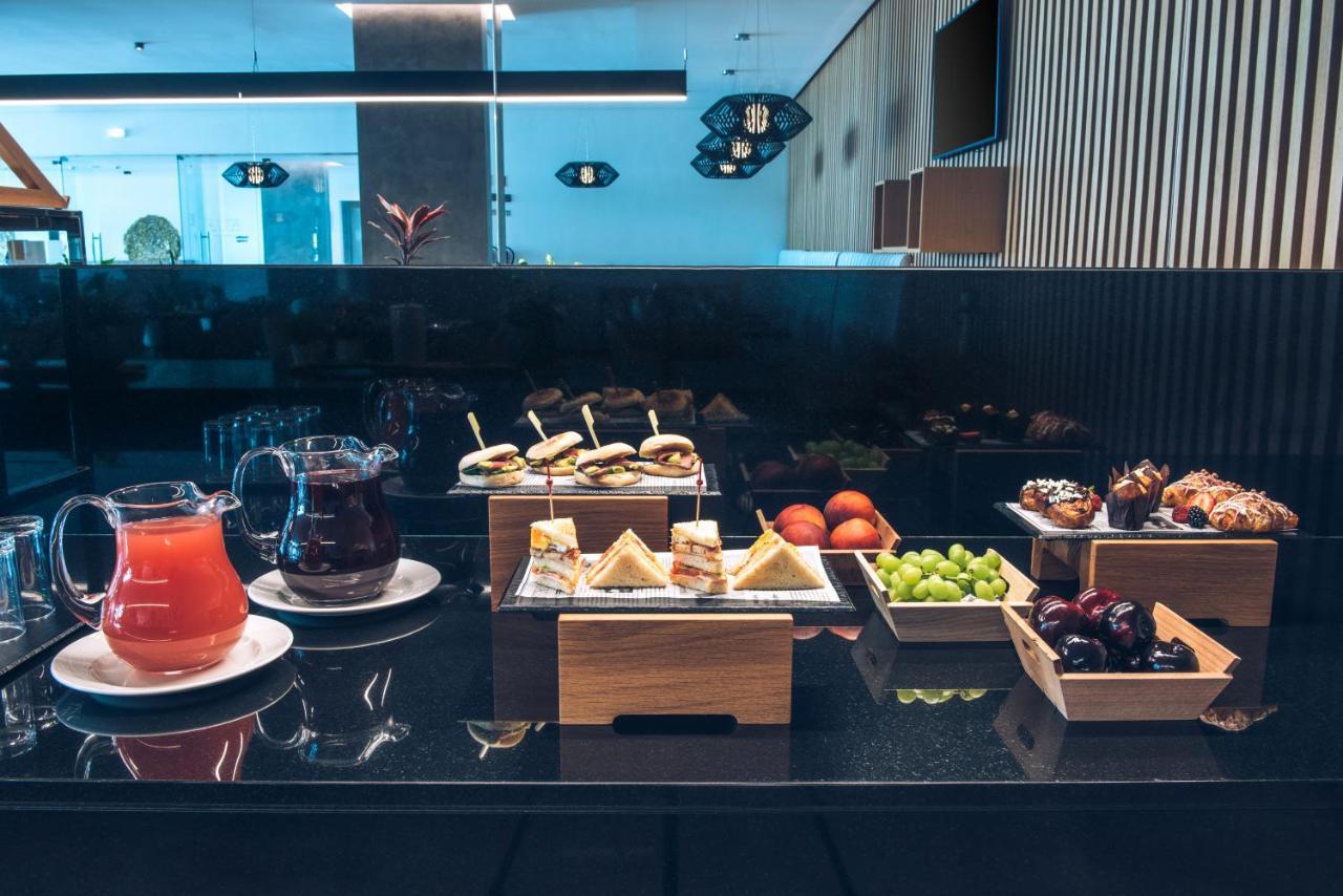 Hotel Iberostar Selection Lisboa Exteriér fotografie A selection of food at the lounge