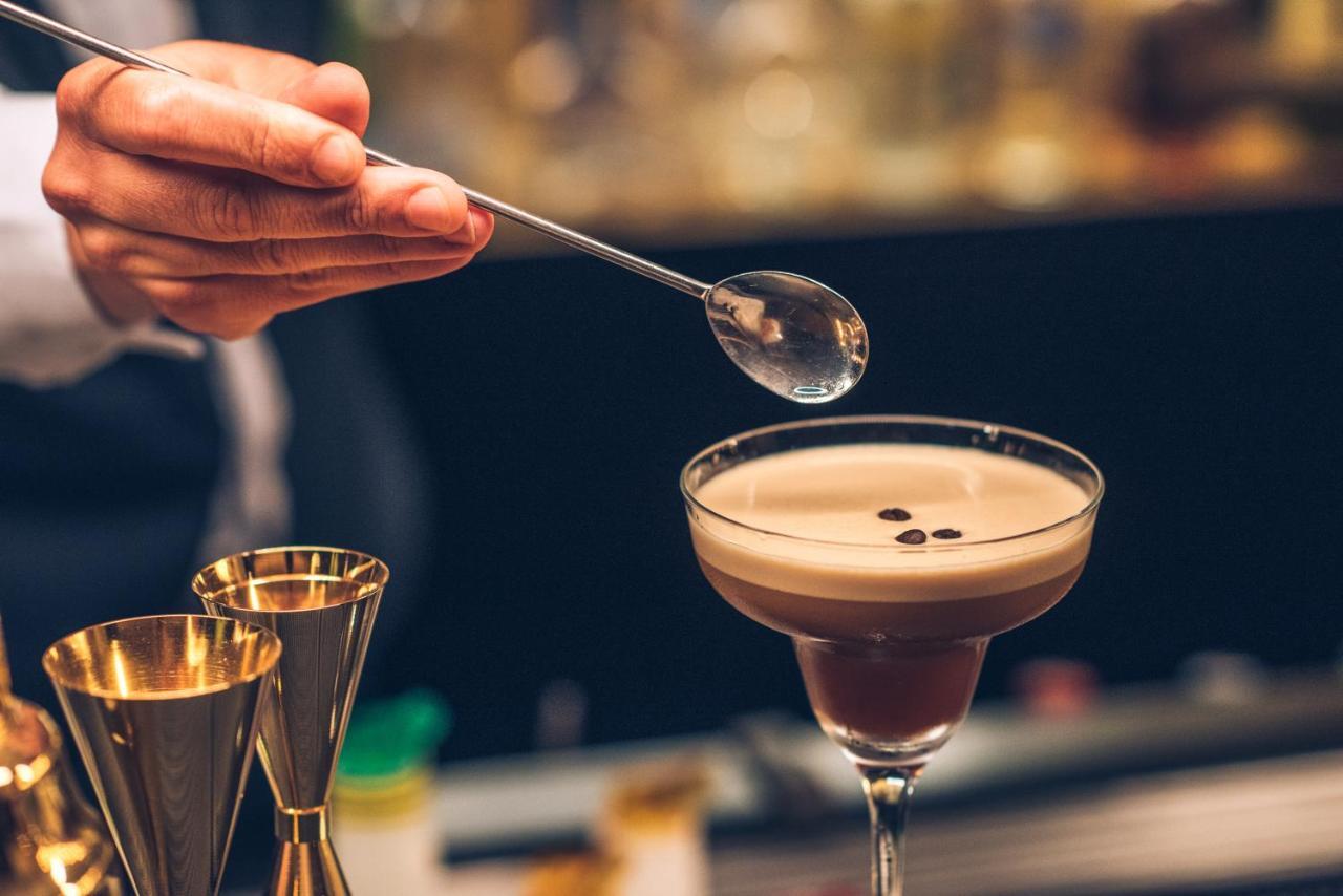 Hotel Iberostar Selection Lisboa Exteriér fotografie A bartender adding a cherry to a chocolate martini