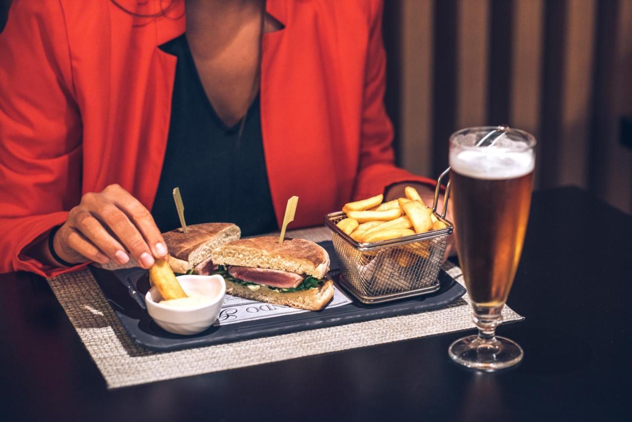 Hotel Iberostar Selection Lisboa Exteriér fotografie A woman eating a hamburger and chips