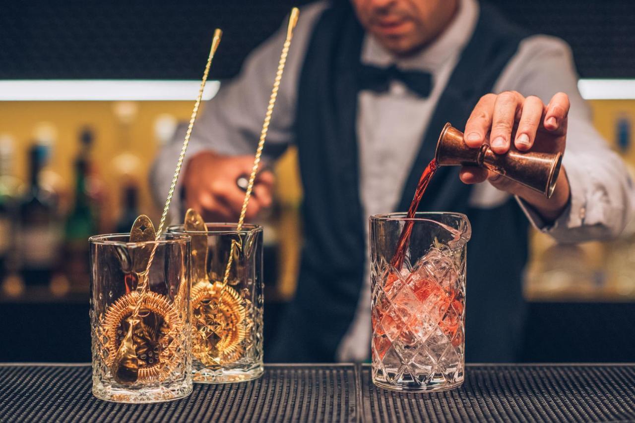 Hotel Iberostar Selection Lisboa Exteriér fotografie A bartender preparing a cocktail